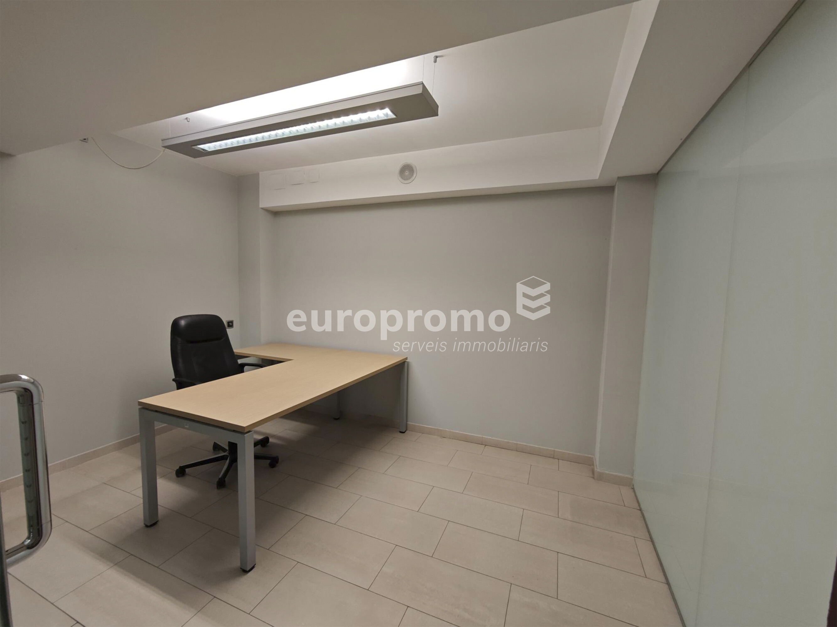Oficina de 400m2 distribuida en dos plantas y situada en el centro de Girona!